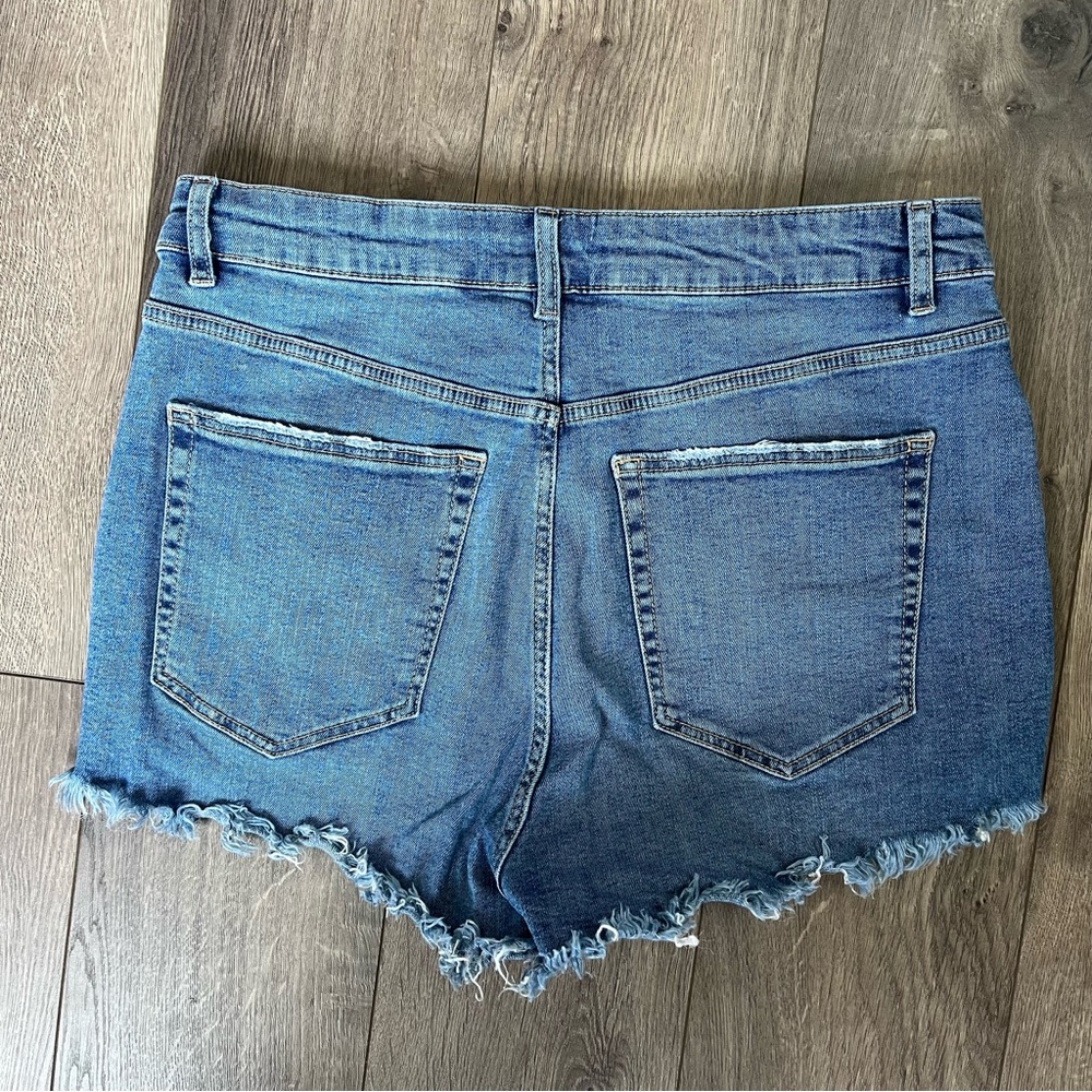 Sold  xlist Zara Jean Shorts Light Wash Distressed Bottom Ripped Look Size 8 - Picture 2 of 5